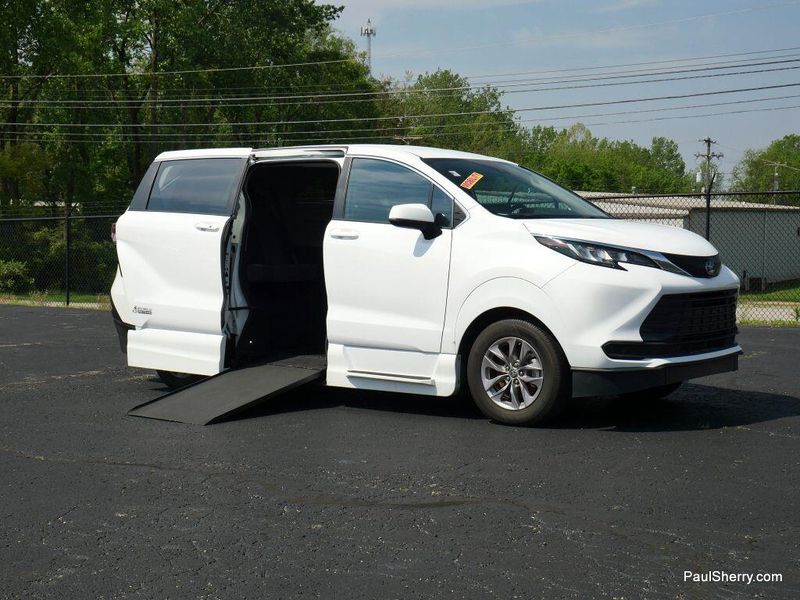2022 Toyota Sienna Hybrid LEImage 10