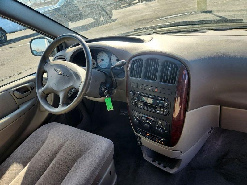 2003 Chrysler Town & Country LXImage 24