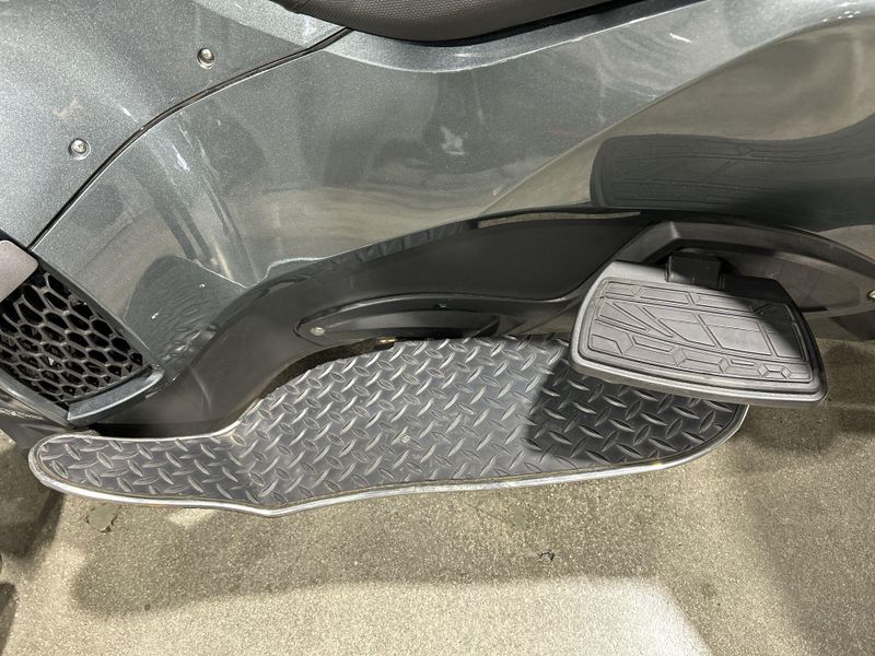 2018 Can-Am SPYDER RT-SE6  in a GREY exterior color. Del Amo Motorsports of Redondo Beach (424) 390-7811 delamomotorsports.com 