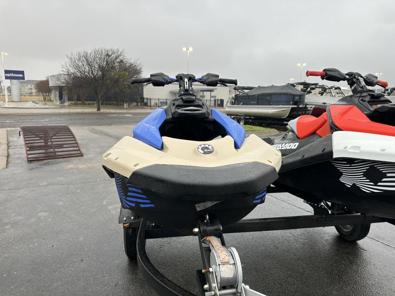 2025 SEADOO SPARK TRIXX FOR 1 SAND AND DAZZLING BLUE Image 3