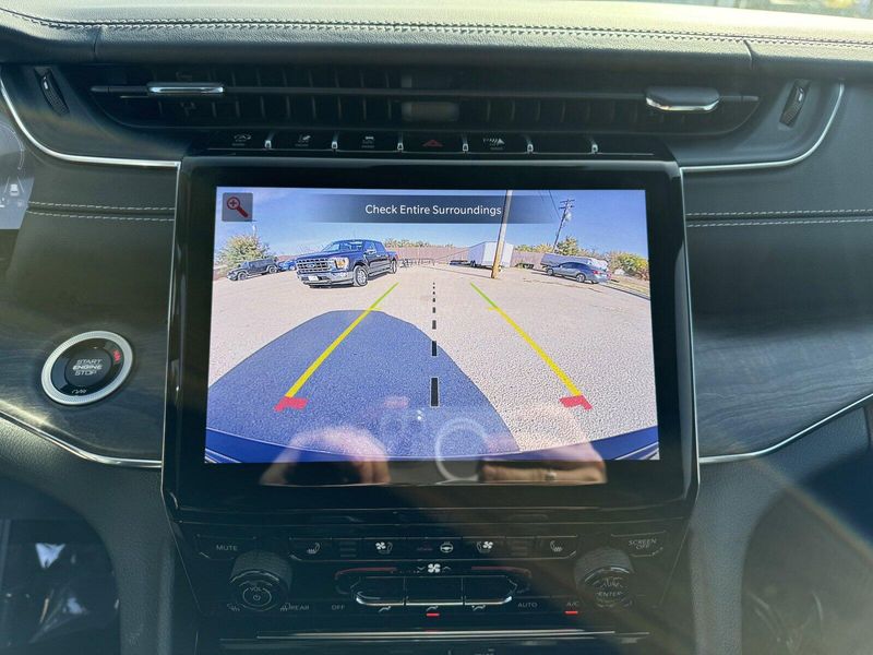 2025 Jeep Grand Cherokee OverlandImage 24