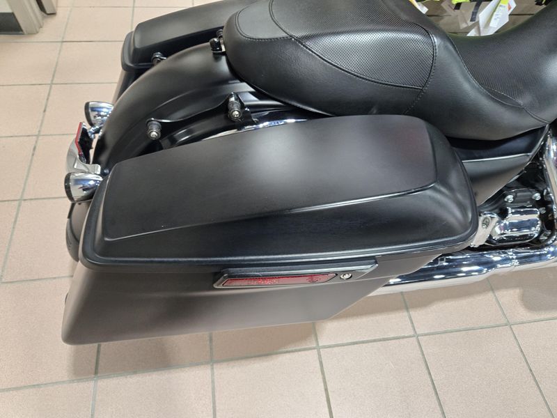 2017 HARLEY STREET GLIDE BASEImage 6