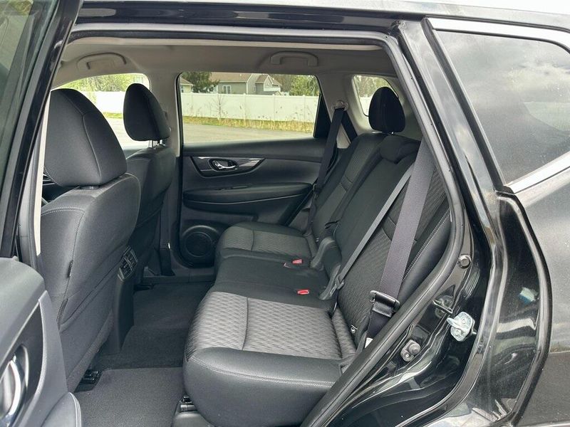 2018 Nissan Rogue SVImage 18
