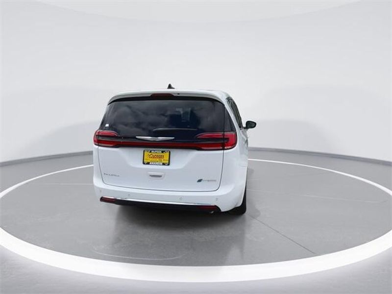 New 2024 Chrysler Pacifica Plug-in Hybrid SelectImage 7