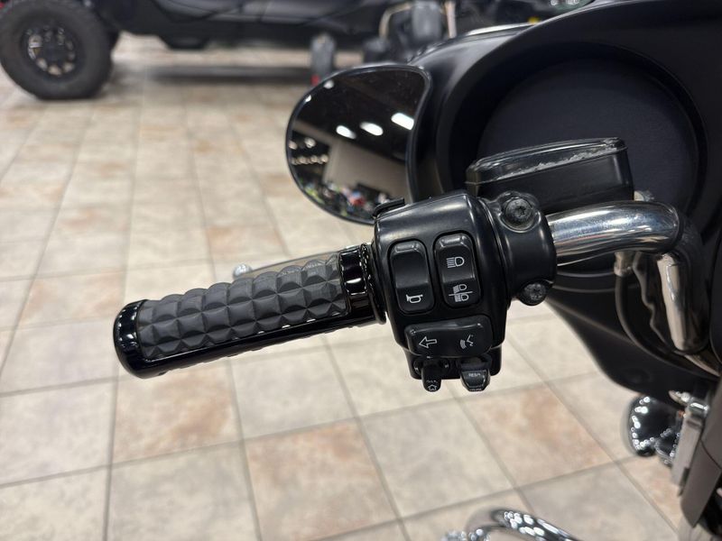 Used 2016 Harley-Davidson STREET GLIDE Image 22