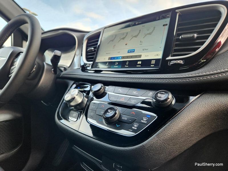 New 2026 Chrysler Pacifica Select