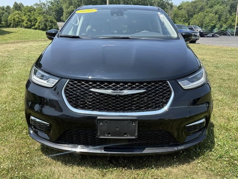 2024 Chrysler Pacifica Touring L photo 8