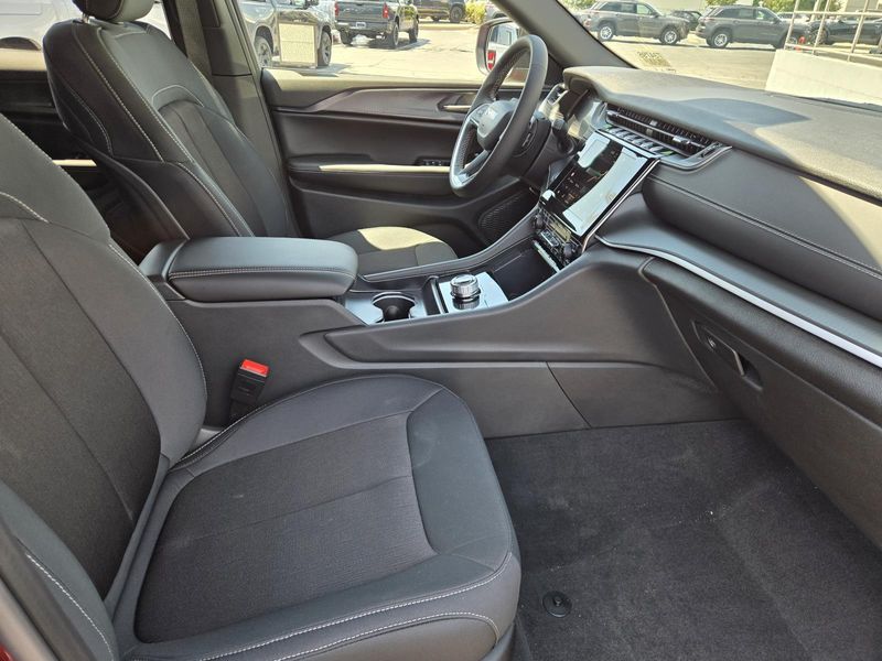 New 2026 Jeep Grand Cherokee L Laredo 4x2