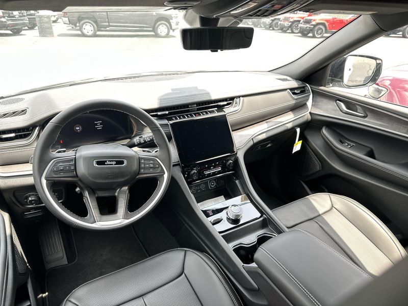 2025 Jeep Grand Cherokee L Limited 4x4Image 18