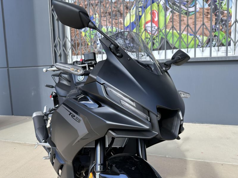 2025 Yamaha YZF-R3 Image 3