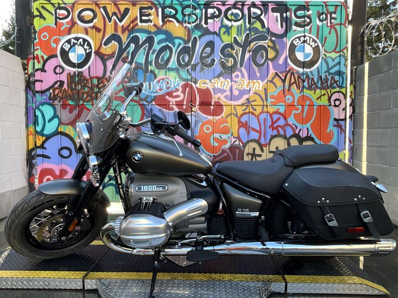2022 BMW R18 CLASSIC in a MANHATTAN METALLIC MATTE exterior color. BMW Motorcycles of Modesto 209-524-2955 bmwmotorcyclesofmodesto.com 