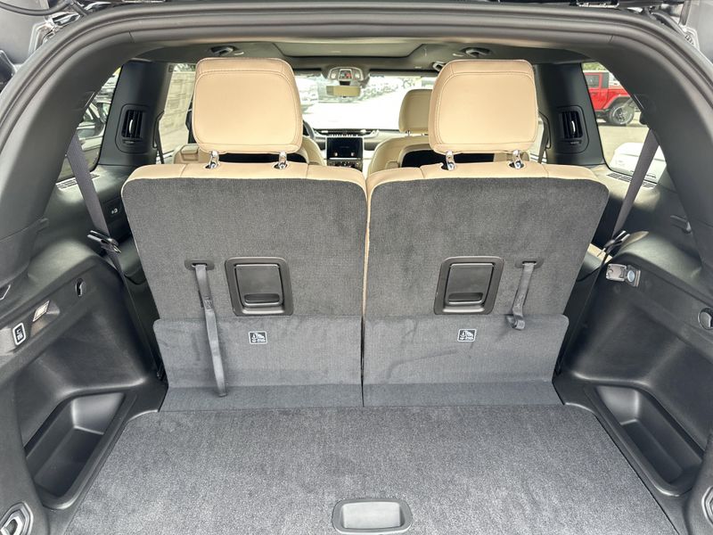 2025 Jeep Grand Cherokee L Limited 4x4Image 12