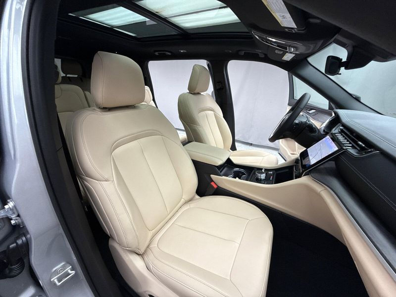 New 2025 Jeep Grand Cherokee L Limited 4x4Image 21