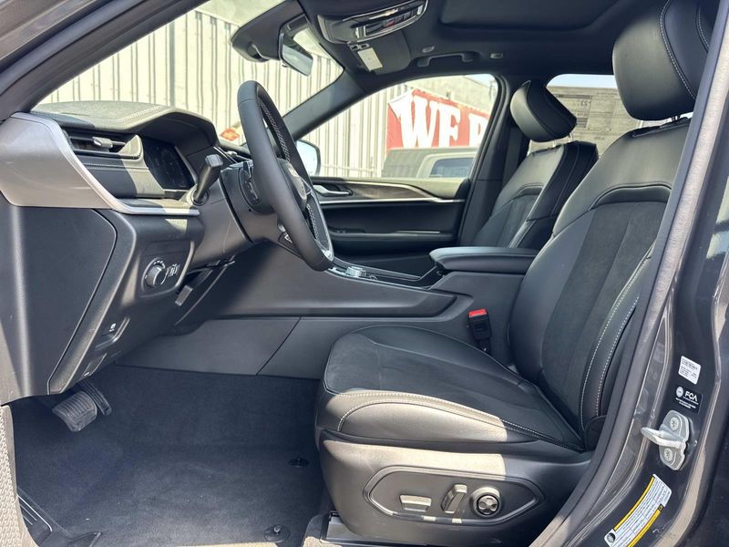 New 2026 Jeep Grand Cherokee Laredo Altitude 4x2