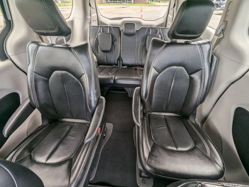 2022 Chrysler Pacifica Hybrid Touring LImage 27