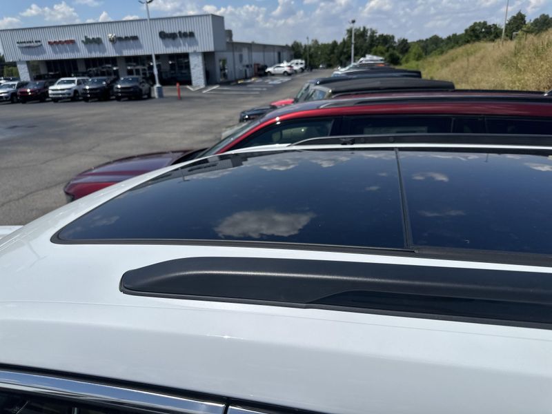 New 2025 Jeep Grand Cherokee L Limited 4x4Image 12