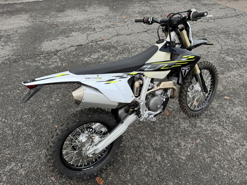 2026 Triumph TF250E - JET BLACK - PURE WHITE 