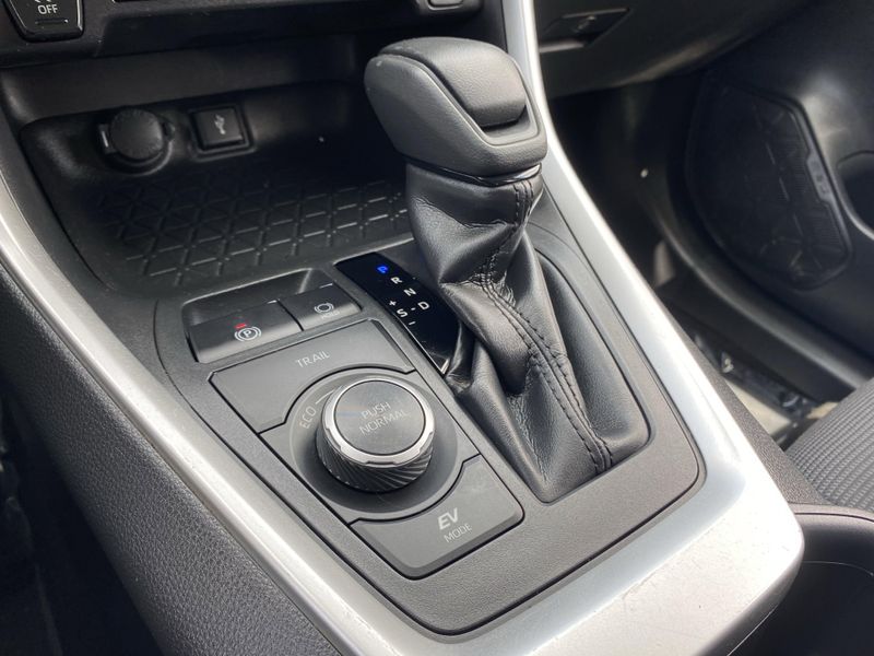 2022 Toyota RAV4 LEImage 25