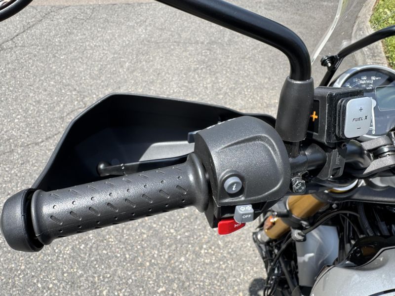 2025 Triumph SCRAMBLER 400 X - PHANTOM BLACK - SILVER ICE 