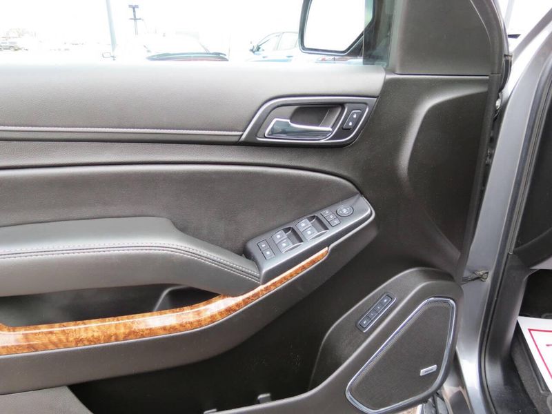 Used 2020 Chevrolet Suburban Premier 4x4 4dr SUVImage 17