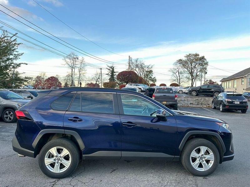 2021 Toyota RAV4 XLE photo 2