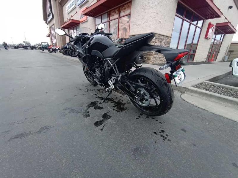 2025 Suzuki GSXS 8R 