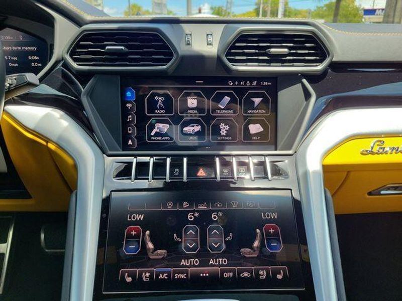 2019 Lamborghini Urus photo 24