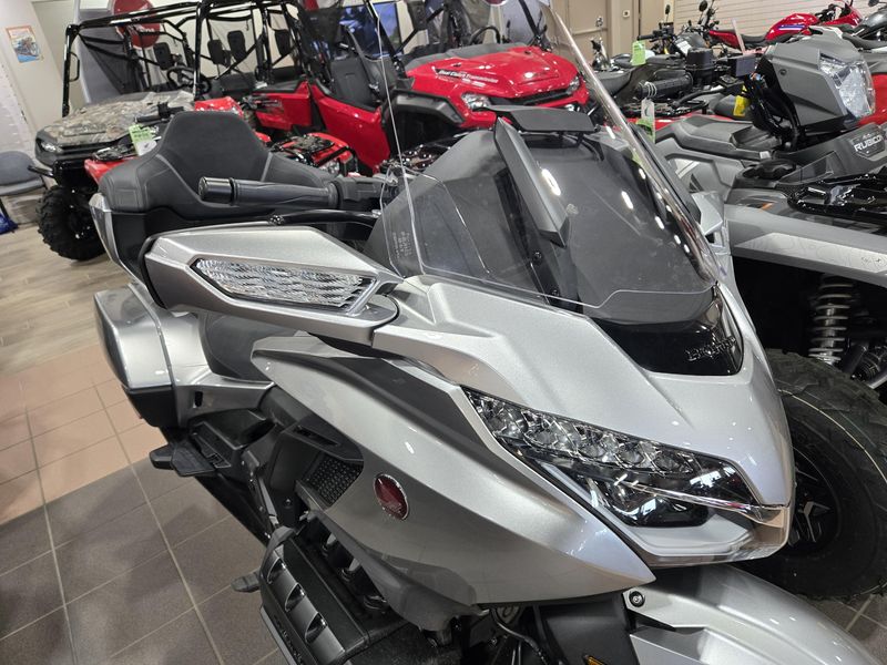 New 2025 Honda GOLD WING TOUR LIGHT SILVER METALLIC Image 20