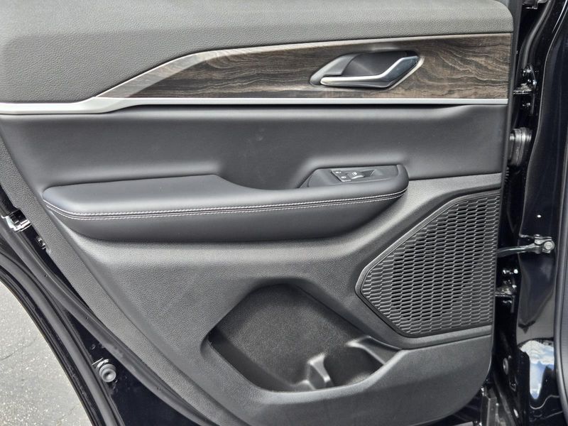New 2026 Jeep Grand Cherokee Laredo Altitude 4x2
