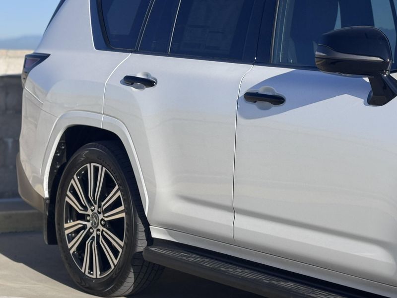 2025 Lexus LX 600 LuxuryImage 5