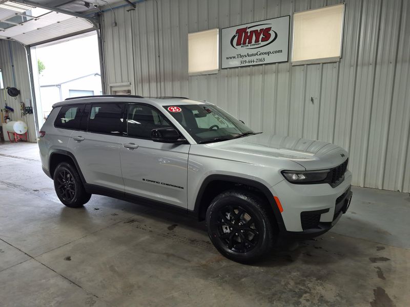 New 2025 Jeep Grand Cherokee L Altitude X 4x4Image 3