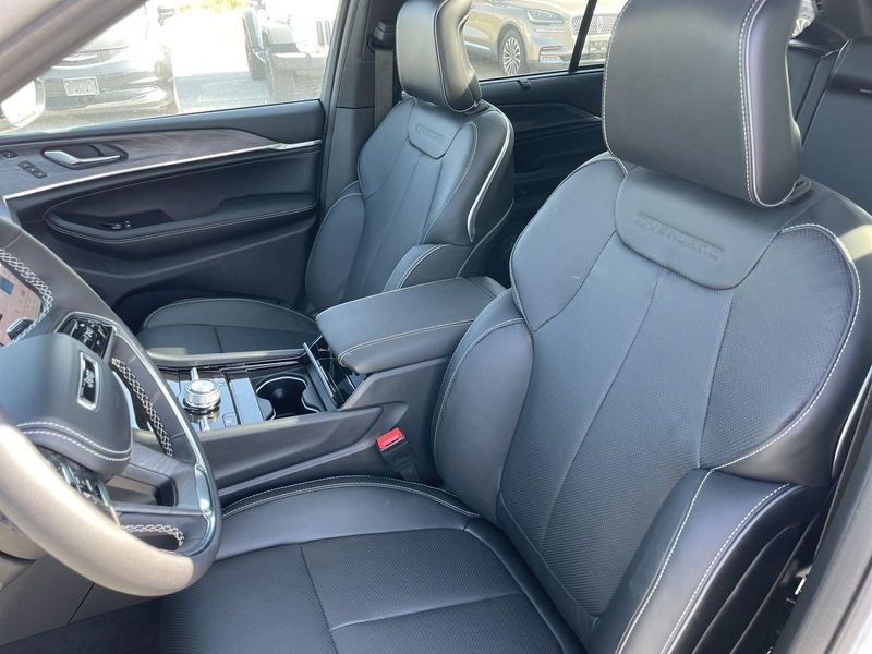 2024 Jeep Cherokee 4xe Overland photo 11