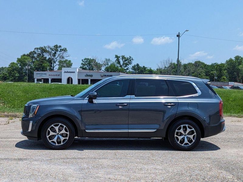 2021 Kia Telluride EX in a Gravity Grey exterior color and Blackinterior. Johnson Dodge 601-693-6343 pixelmotiondemo.com 