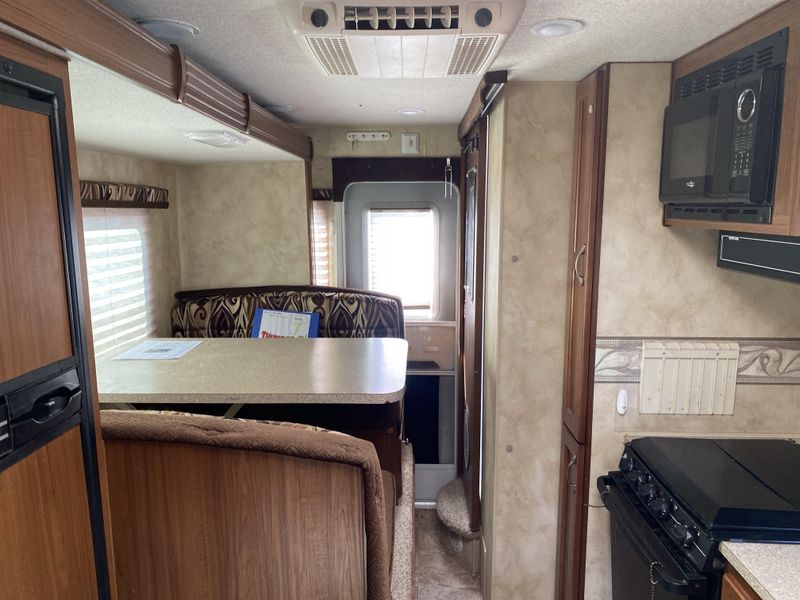 Used 2012 ARCTIC FOX 990 Image 12