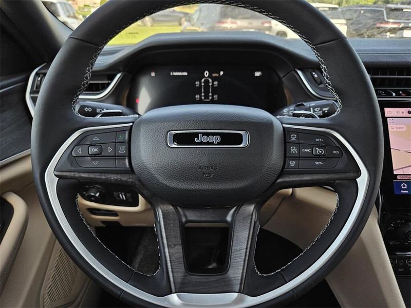 2025 Jeep Grand Cherokee L Limited 4x4Image 11