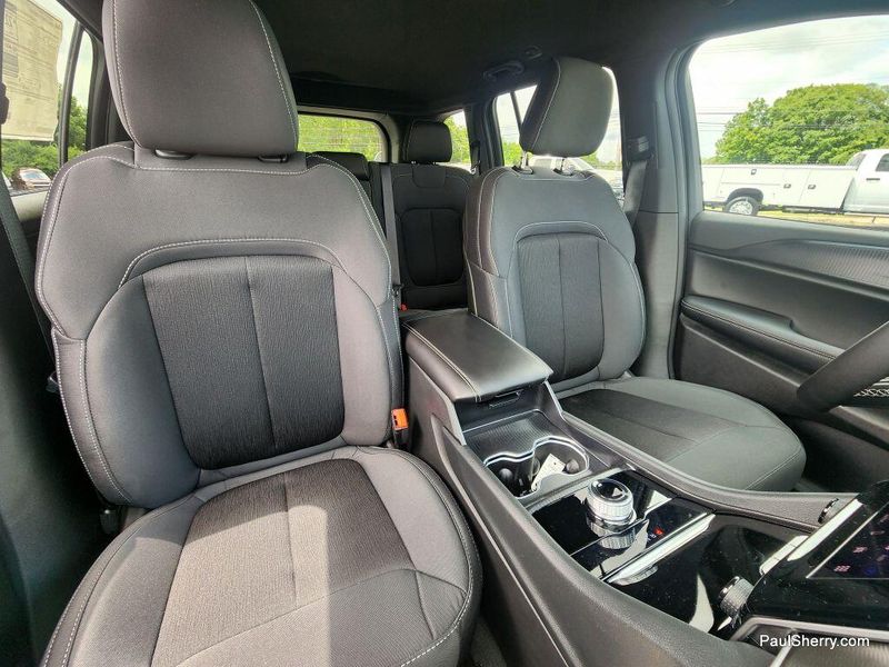 New 2025 Jeep Grand Cherokee Laredo 4x2Image 40