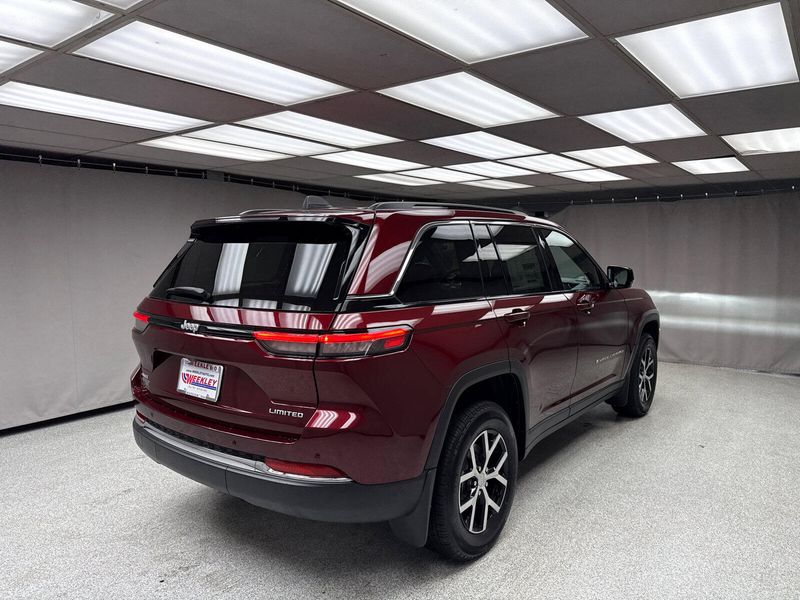 New 2025 Jeep Grand Cherokee Limited 4x4Image 3