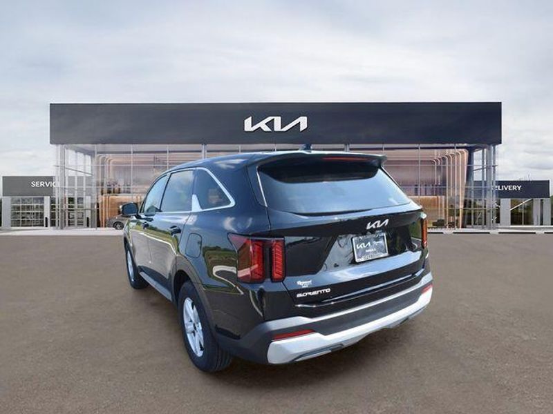 New 2025 Kia Sorento LXImage 6