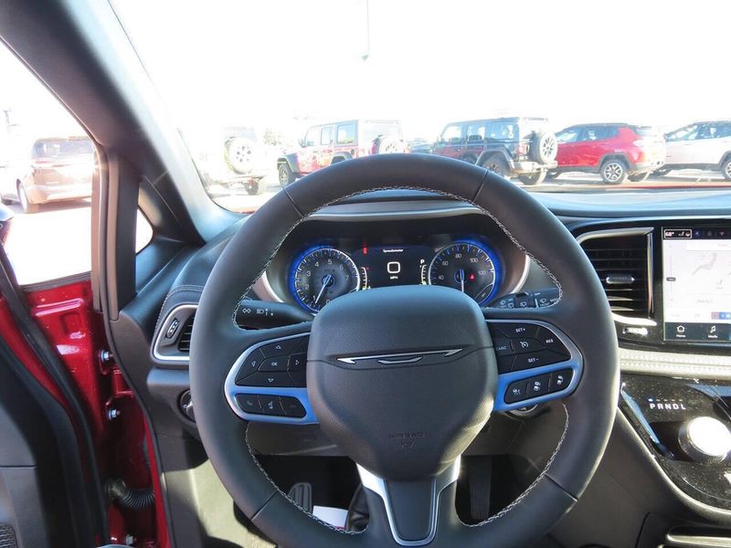 New 2027 Chrysler Pacifica SelectImage 11