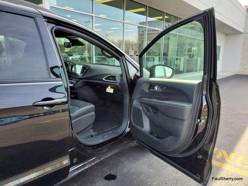 New 2026 Chrysler Pacifica Select