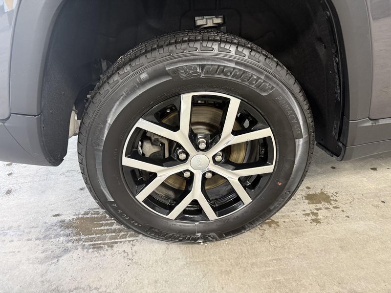 Used 2025 Jeep Grand Cherokee L LimitedImage 8