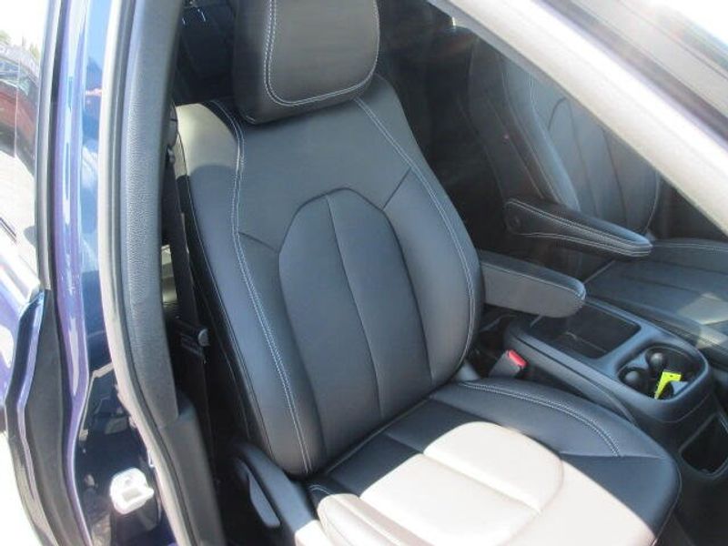 New 2025 Chrysler Pacifica SelectImage 24