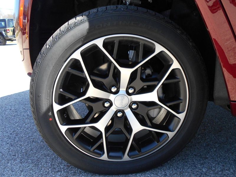 2025 Jeep Grand Cherokee Summit Reserve 4x4Image 11