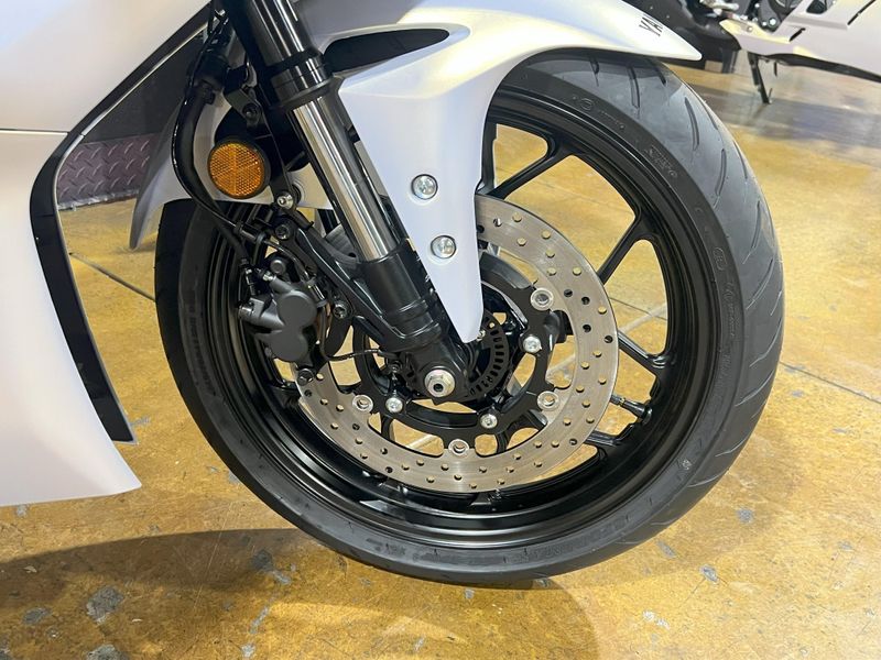 2025 Yamaha YZF-R3 ABS Image 10
