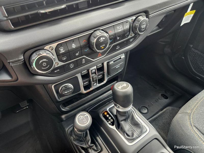 New 2025 Jeep Wrangler 4-door SaharaImage 39