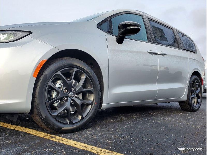 New 2026 Chrysler Pacifica Select