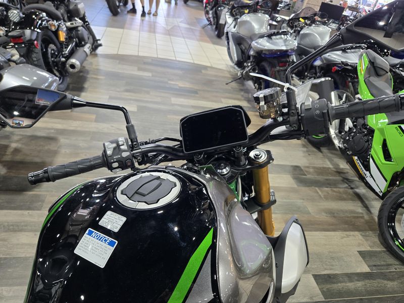 New 2025 Kawasaki Z900 SE ABS METALLIC MATTE GRAPHITE GRAY AND EBONY AND METALLIC GRAPHITE GRAY Image 14