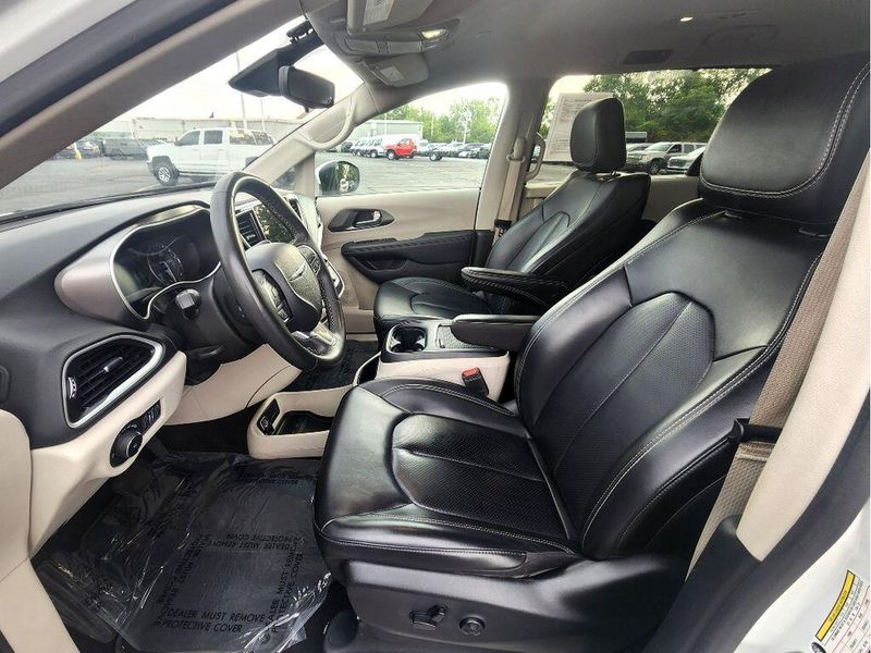 Used 2023 Chrysler Pacifica Touring L
