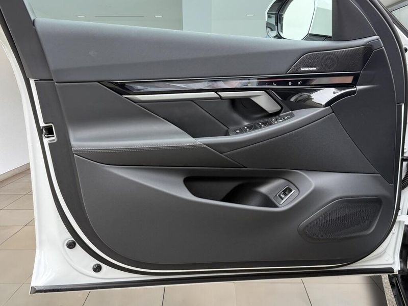 2025 BMW i5 eDrive40Image 18