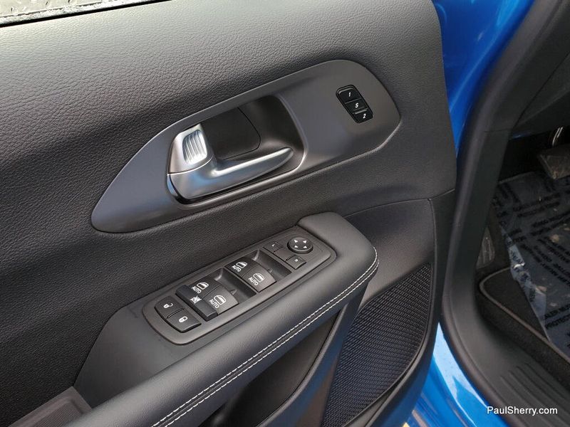 New 2026 Chrysler Pacifica Select